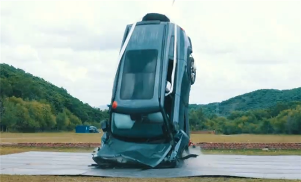 无变形、无漏电、未起火!深蓝G318成功挑战32m高空坠落