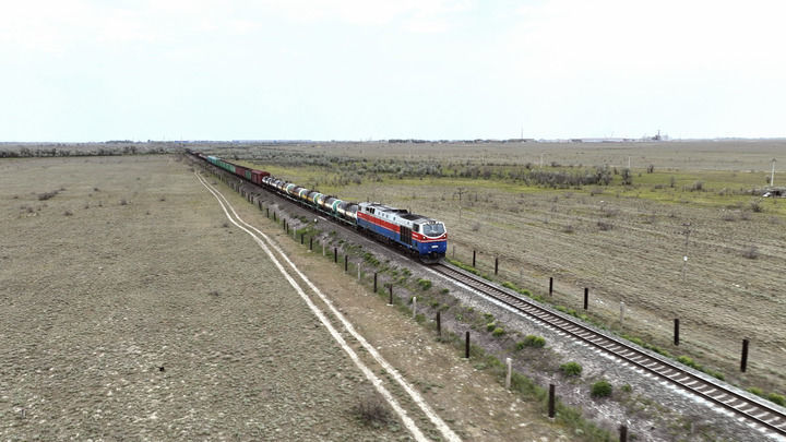 2023年5月12日，在哈萨克斯坦阿拉木图附近，货运列车驰骋于阿拉木图与中国霍尔果斯间（无人机照片）。新华社发（奥斯帕诺夫摄）