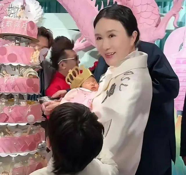 张纪中女儿满月宴直播带货，杜星霖全程黑脸，餐厅地址被扒太离谱