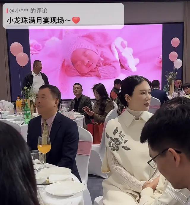 张纪中女儿满月宴直播带货，杜星霖全程黑脸，餐厅地址被扒太离谱