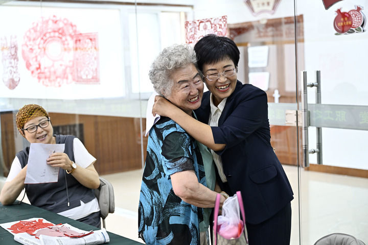 宁夏银川市金凤区长城花园社区书记赵耐香（右一）在社区“才艺堂”与居民交流（2024年6月20日摄）。新华社记者 王鹏 摄