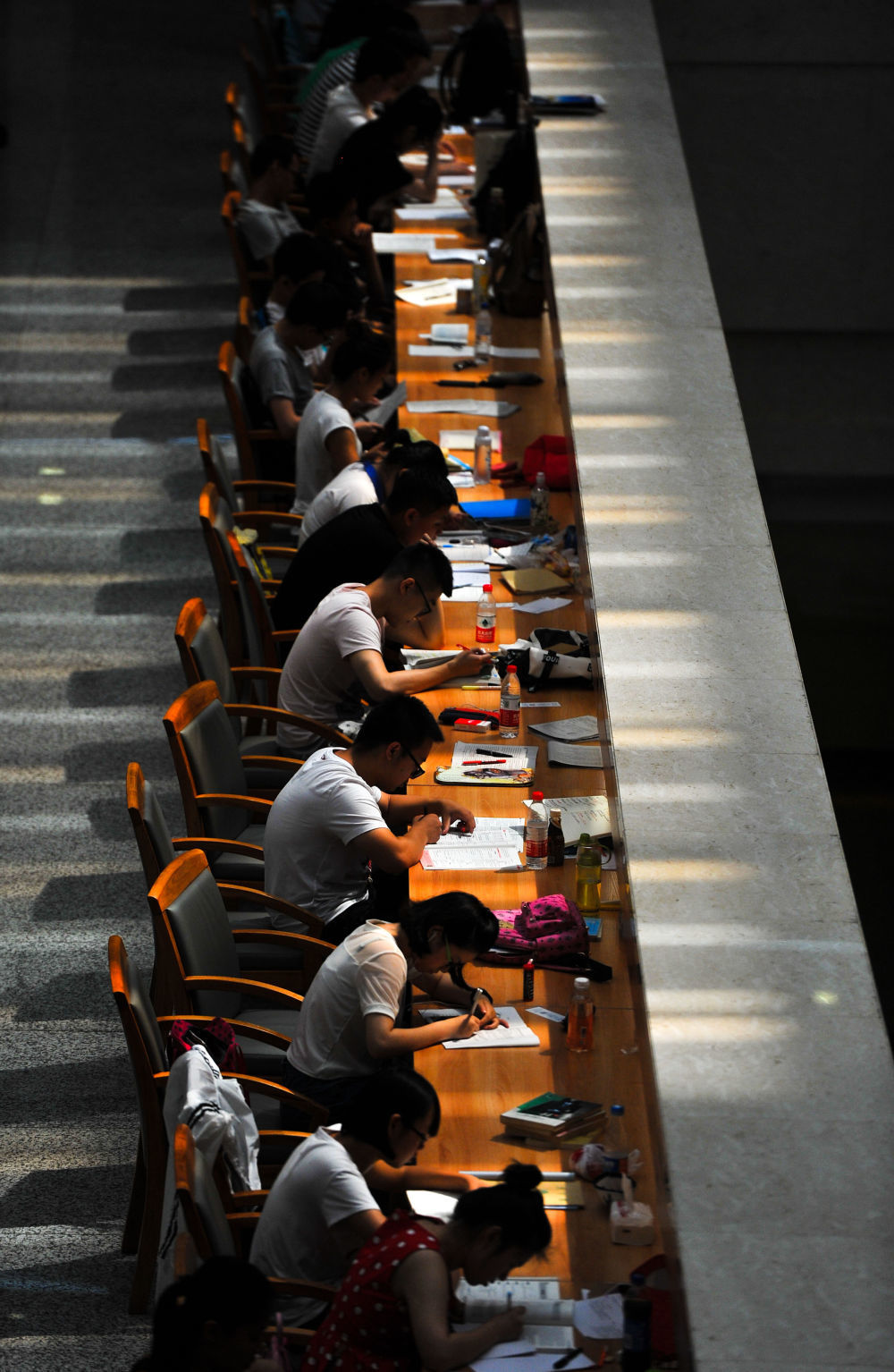 2016年8月3日,学生在吉林省图书馆内自习。