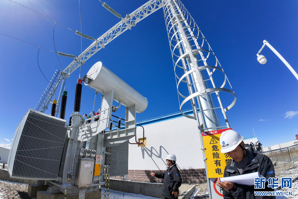 工作人员在西藏措美哲古风电场进行日常检查。新华网 旦增努布 摄