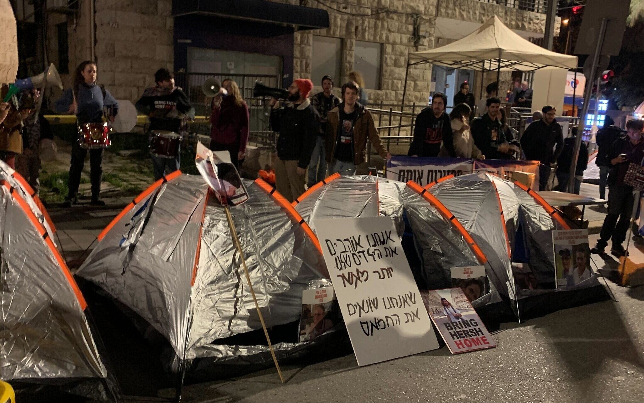以色列人质家属21日在内塔尼亚胡家门口抗议,图自以媒