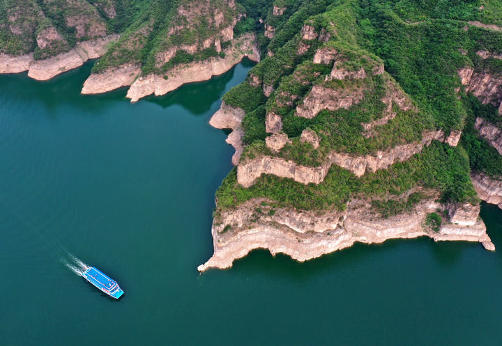 这是在河南省济源市拍摄的黄河三峡景色（2024年5月28日摄，无人机照片）。新华社记者 李安 摄