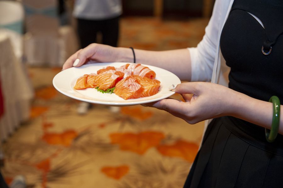 新疆伊犁尼勒克县喀拉苏乡三文鱼基地养殖的三文鱼。新华网发（主办方供图）