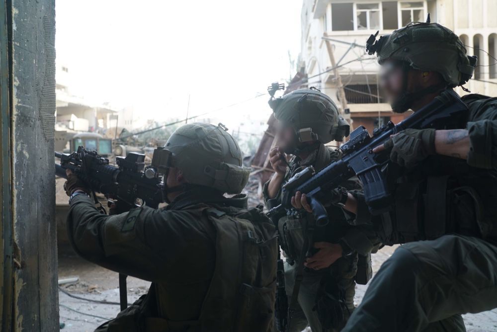 这张以色列国防军1月10日发布的照片显示，以军地面部队在加沙地带南部开展军事行动。新华社发（以色列国防军供图）