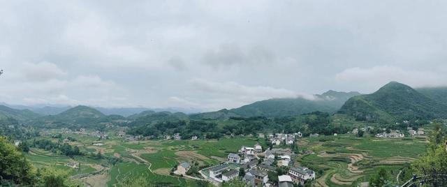 凤堰梯田，位于陕西南部的安康市汉阴县，是秦巴山区发现的面积最大、保存最竣工的古梯田。 记者雷婷摄