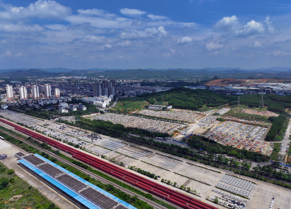 汽车在广西柳州雒容汽车物流基地等待进入铁路货车车厢。部分出口的新能源汽车从这里装车运往各大出海港口（2024年5月24日摄，无人机照片）。