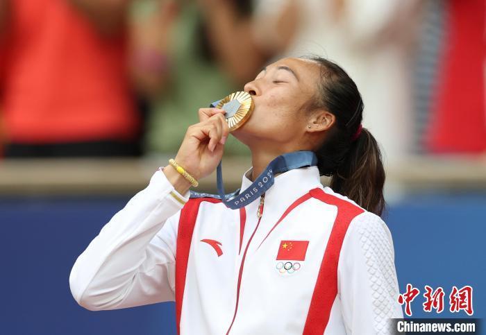 当地时间8月3日，在巴黎奥运会网球女子单打比赛中，中国选手郑钦文以2：0胜克罗地亚选手维基奇，获得金牌。图为郑钦文亲吻金牌。 中新社记者富田摄