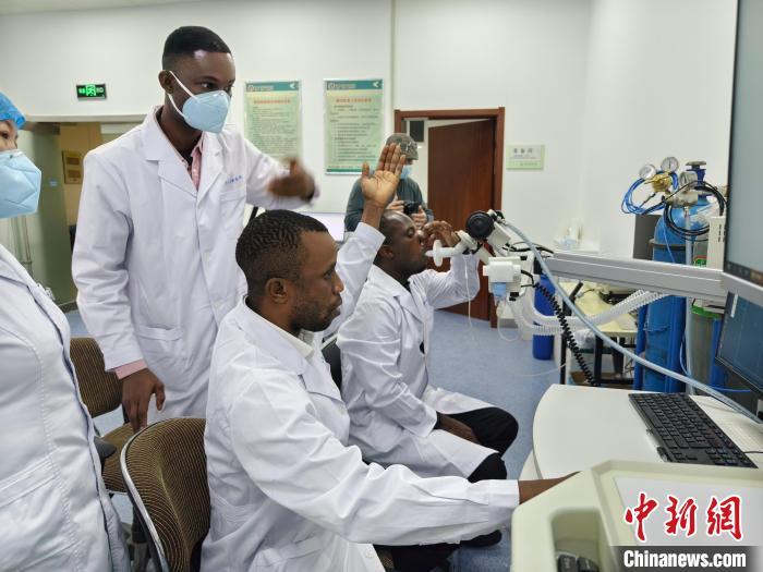 2024年1月，迈克(前排右一)与刚果(金)同事们在河北省胸科医院进行培训。　(河北省胸科医院供图)