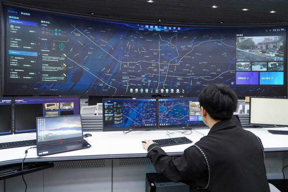 工作人员在江苏省南京市城市运行管理中心指挥大厅操作“一网统管”指挥调度系统（2024年4月11日摄）。近年来，南京市积极构建数字化、智能化、智慧化城市治理体系，将城市运行“一网统管”作为推进城市数字化转型、城市治理体系和治理能力现代化的重要工作。