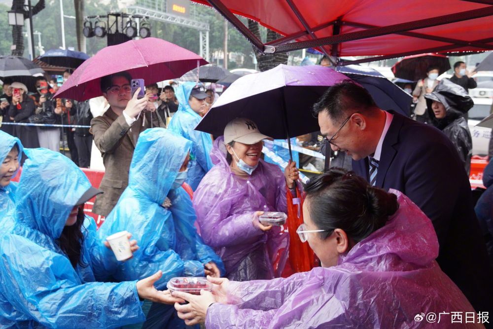 南宁市民免费领取来自黑龙江抚远的蔓越莓。（图据广西日报）