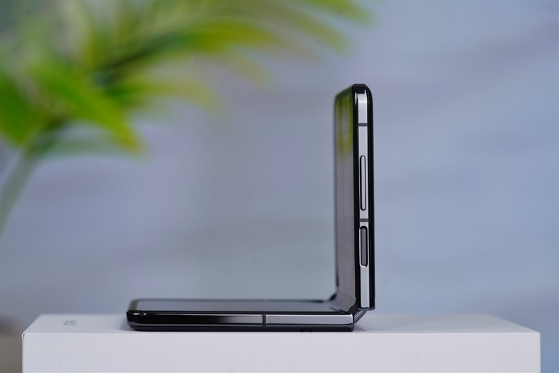 荣耀首款小折叠!荣耀Magic V Flip评测:4英寸超大外屏我能玩一天