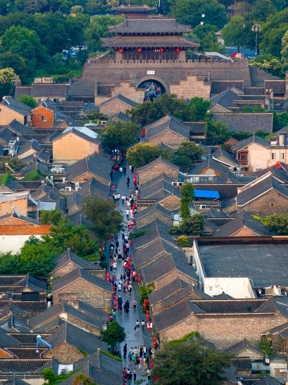扬州东关街（无人机照片，2023年6月14日摄）。新华社记者 李博 摄