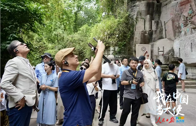 5月19日，驻华使节在大足石刻宝顶山景区参观。（海外网 谢明 摄）