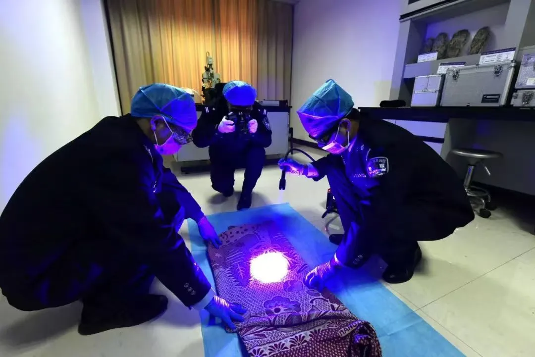 男子在房内自缢身亡,警方:其曾与人持刀杀死2人、重伤4人后逃亡32年