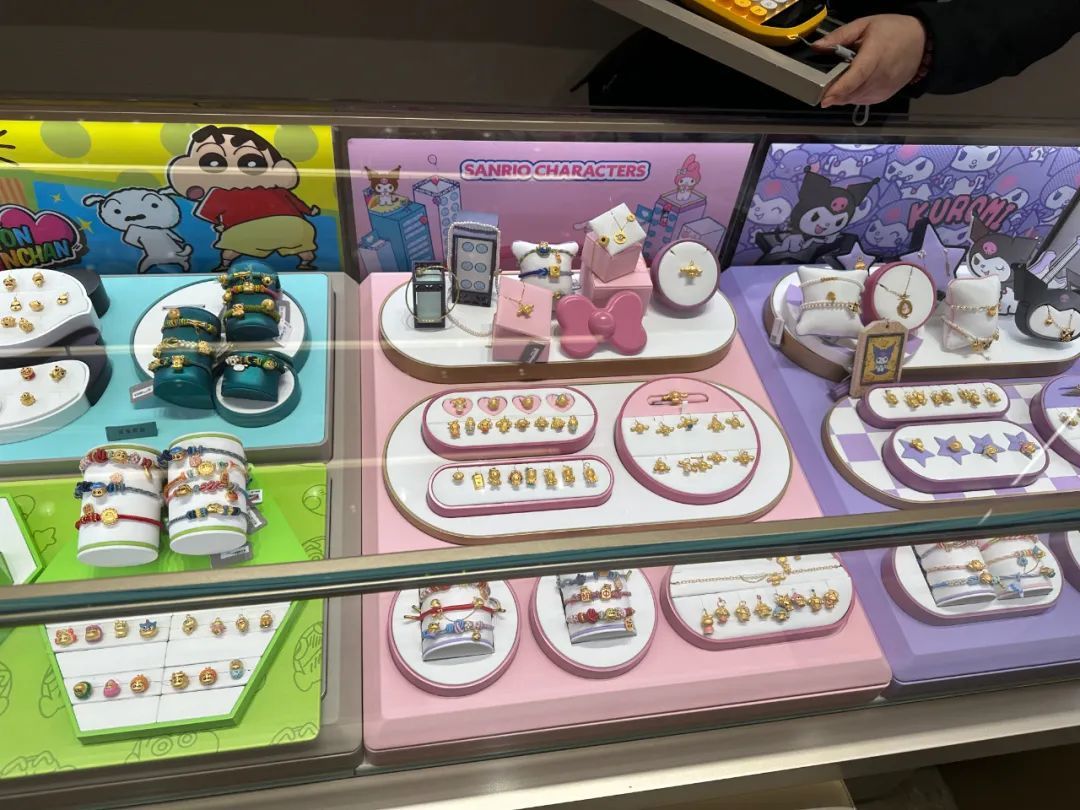 某金店里的动漫IP联名金饰品。图/于盛梅摄
