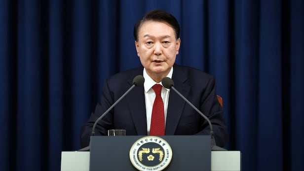 12月3日,尹锡悦在电视讲话中宣布实施紧急戒严令 图源:韩媒