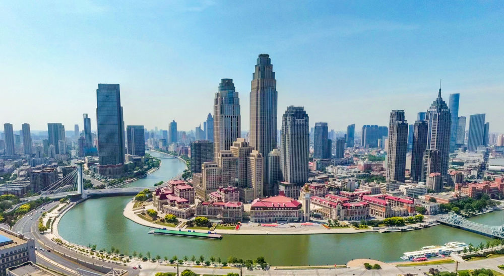 这是天津市中心城区的海河沿线景观。