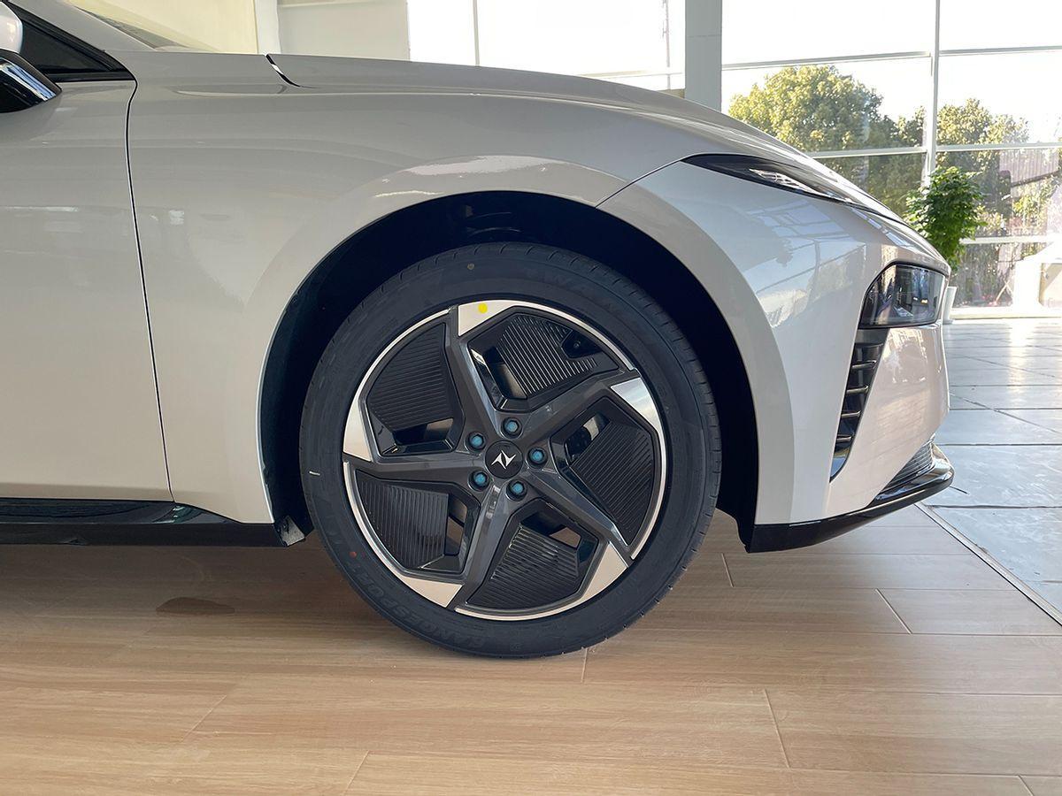 这位也叫007,增程纯电双修,探店东风奕派eπ007