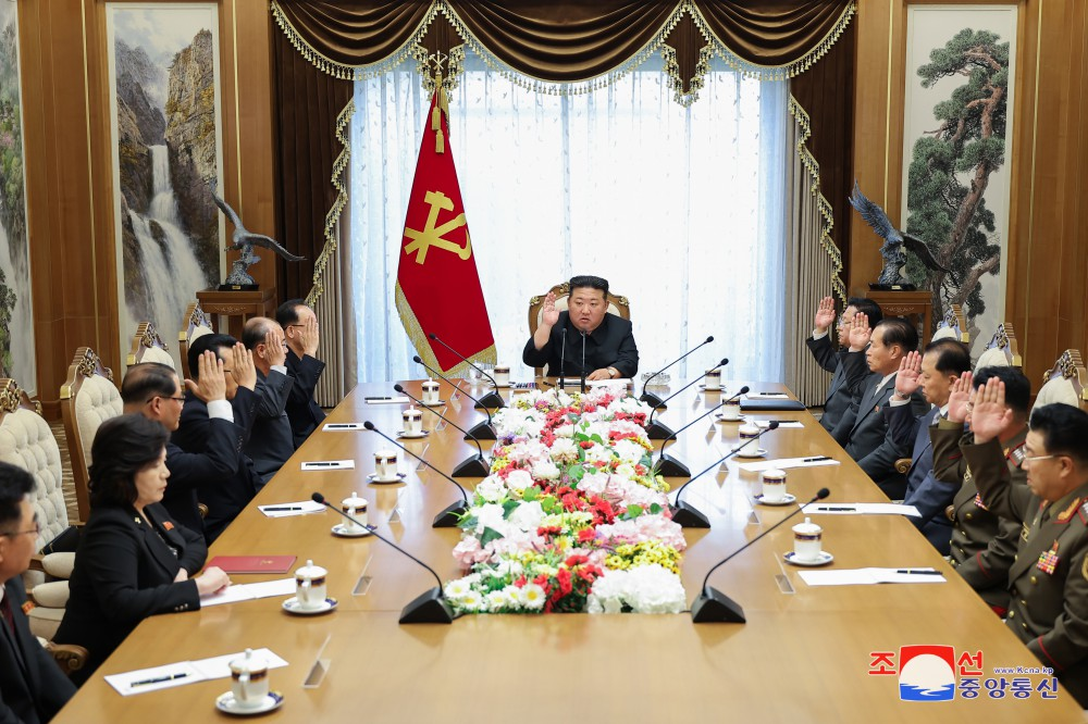 5月24日，金正恩主持朝鲜劳动党第八届中央委员会第二十次政治局会议。（图：朝中社）