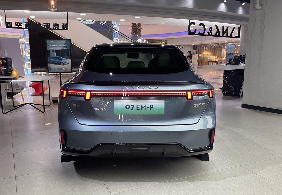 领克07实拍:预售18万元起,驼背车顶有争议,TA和海豹DM-i选谁?