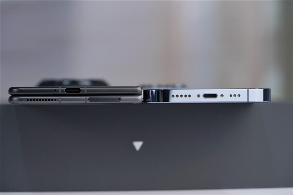 年度折叠屏手机推荐!荣耀Magic V3绒黑色图赏