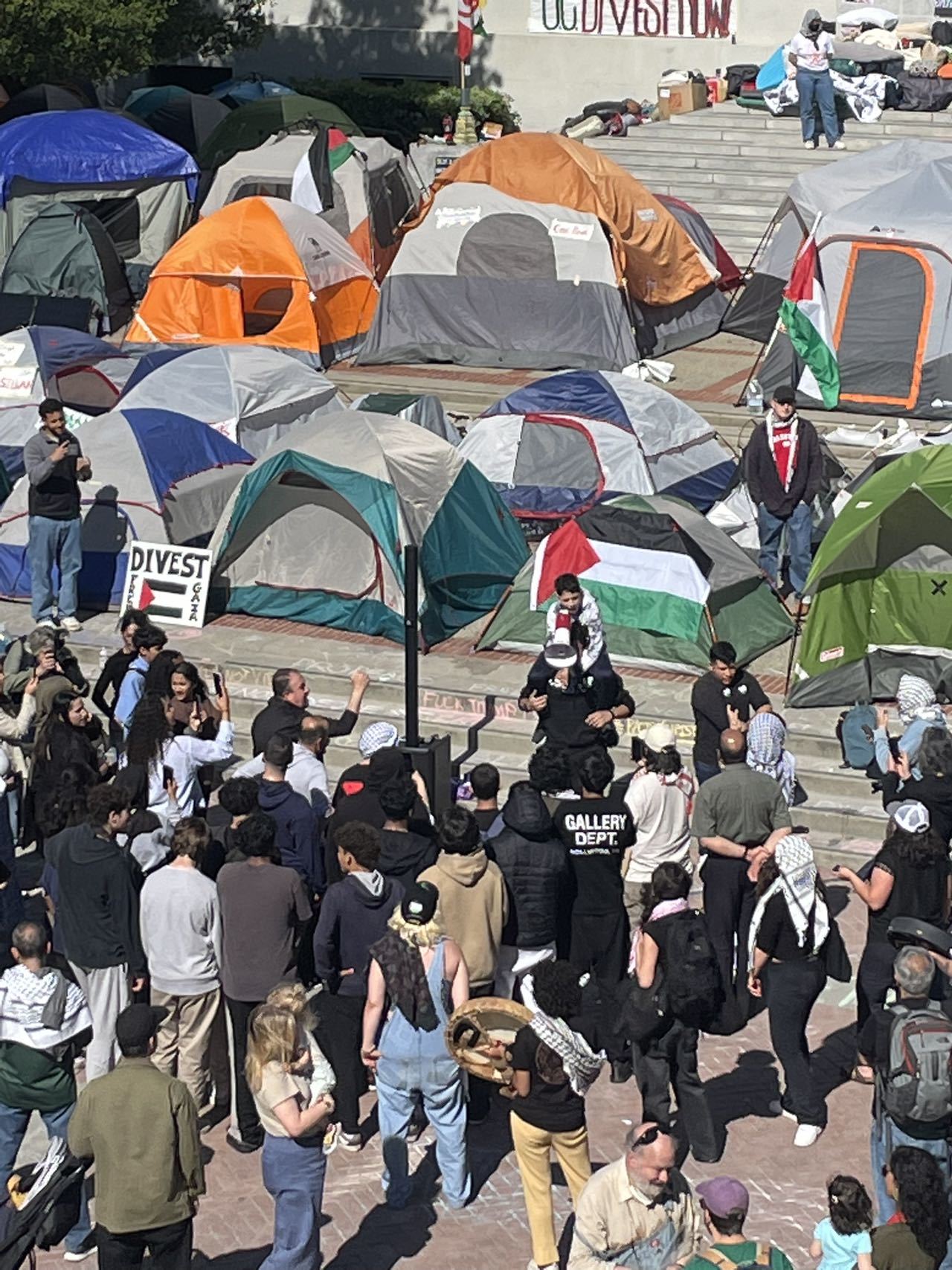 加州大学伯克利分校的学生在校内搭起帐篷，声援巴勒斯坦 受访者供图 下同