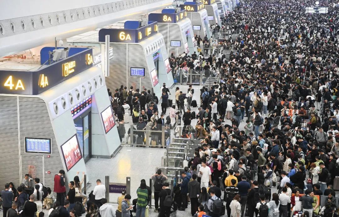 清明假期,杭州东站客流爆棚 图源:视觉中国