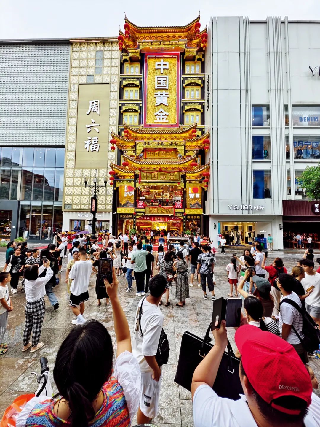 广东深圳一家珠宝交易中心的黄金首饰柜台。本文图/视觉中国