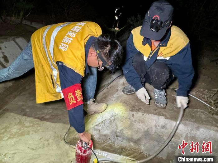 图为桑日综合维修车间综合工区职工在排水沟进行抽水作业。马生明拍摄