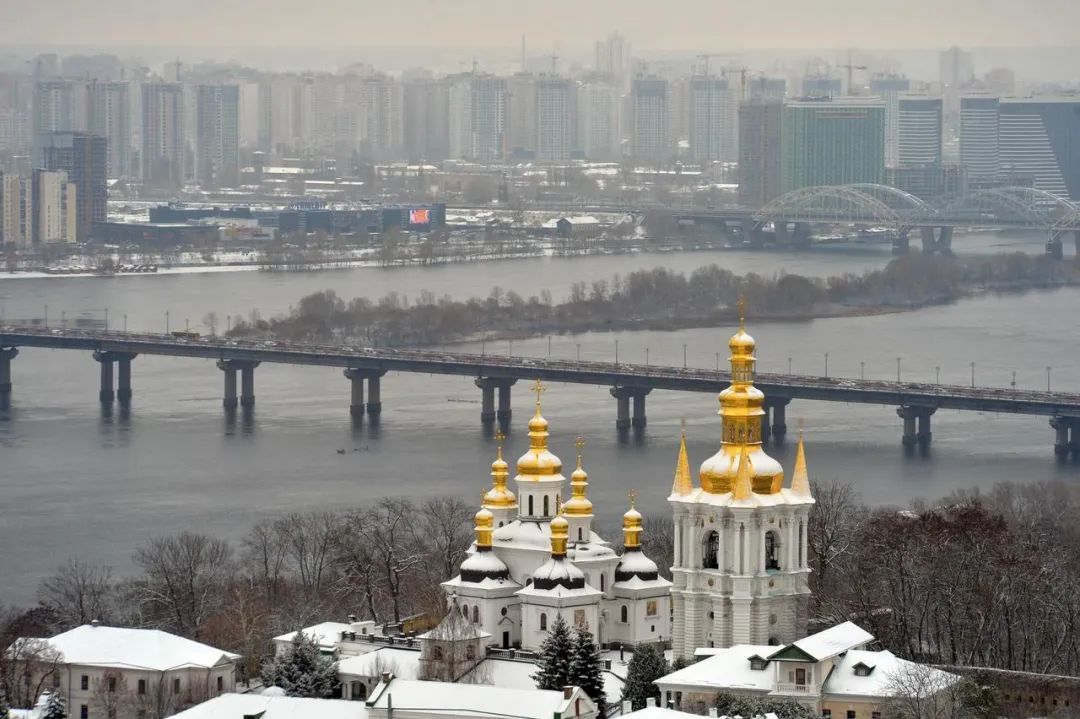 这是2023年11月22日在乌克兰基辅拍摄的第聂伯河雪后景观。新华社发（彼得·德鲁克摄）