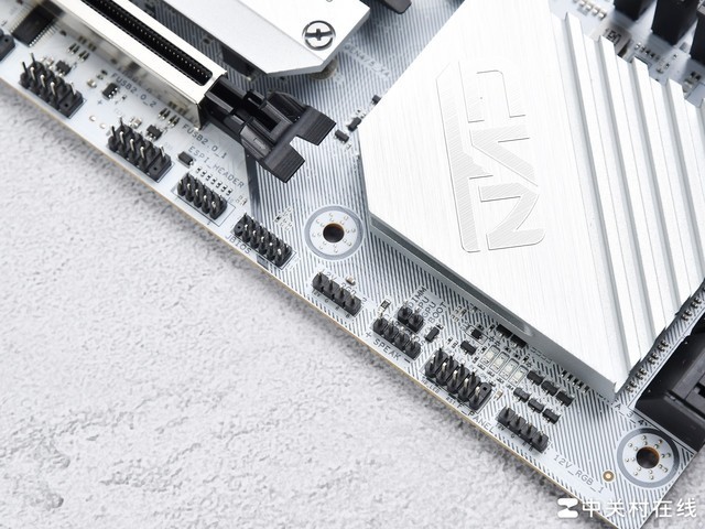 七彩虹 B650M GAMING FROZEN 主板评测 颜值拉满 玩法多样