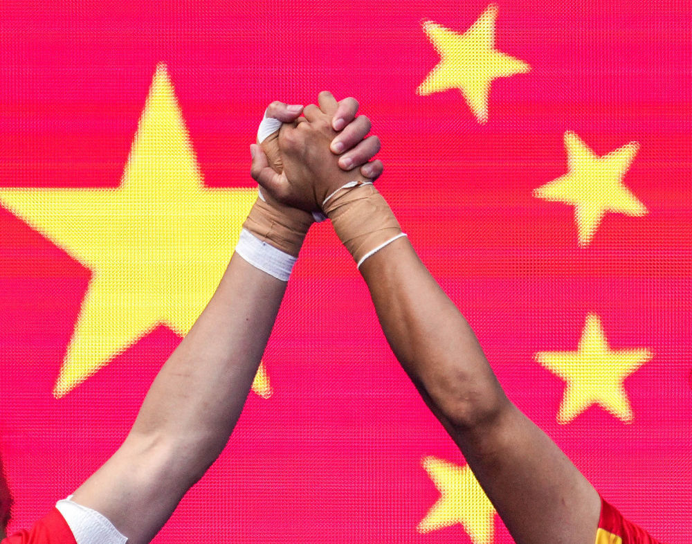 ↑7月30日,在七人制橄榄球女子5-8名排名赛前,中国队选手王婉钰(左)与谷瑶瑶在出场时相互加油打气。