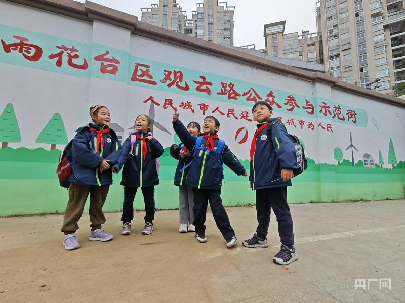 南京市雨花台区实验小学学生放学路上（央广网记者 王锡斐 摄）