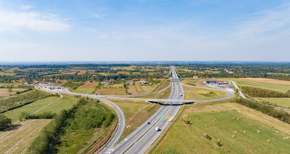 2023年9月13日在塞尔维亚乌布附近拍摄的由中企承建的塞尔维亚E763高速公路路段。新华社发（王韡摄）
