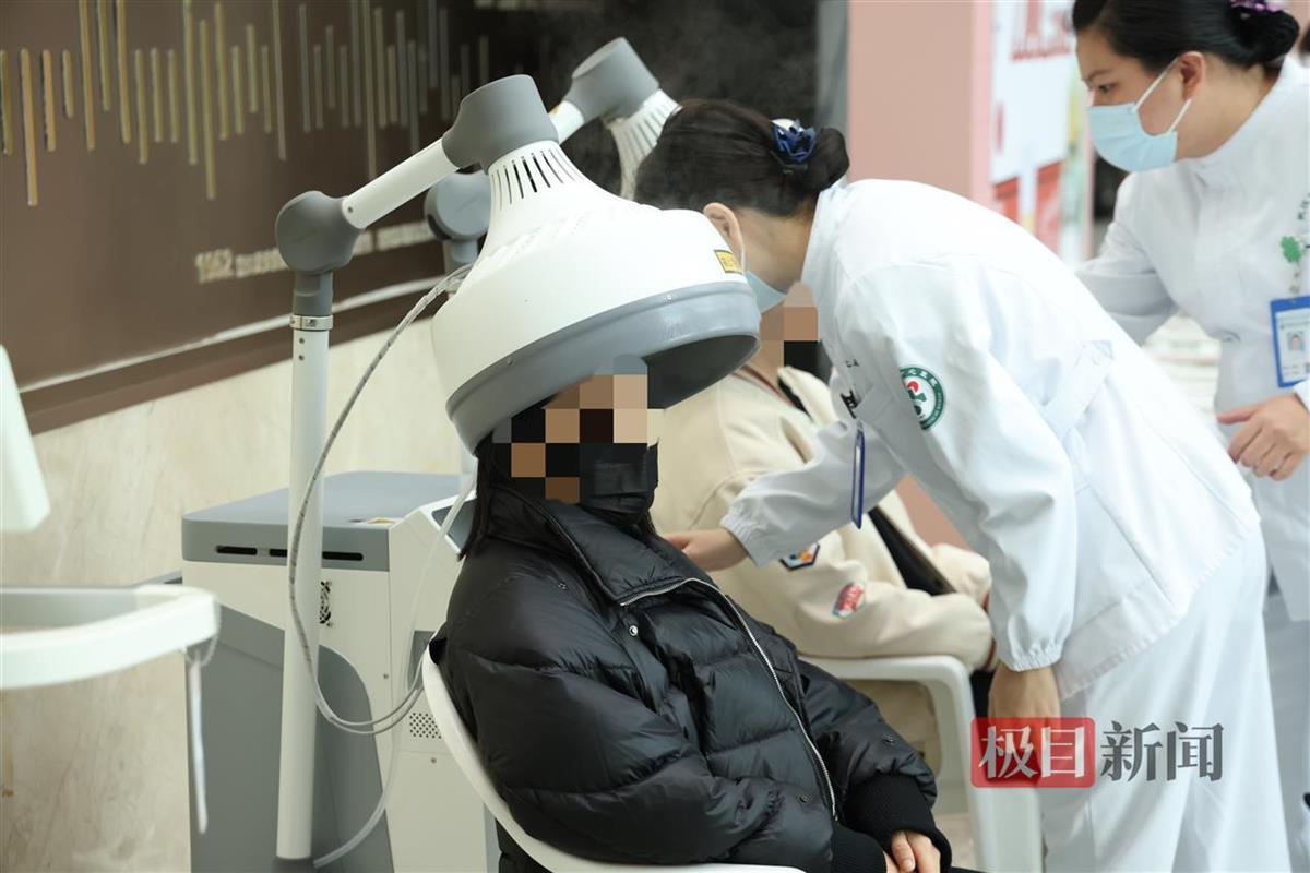 市民体验头皮中药熏蒸