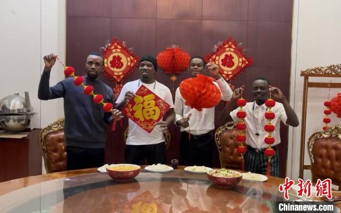 2月4日，河北胸科医院组织4位非洲医生包饺子迎春节。　(河北省胸科医院供图)