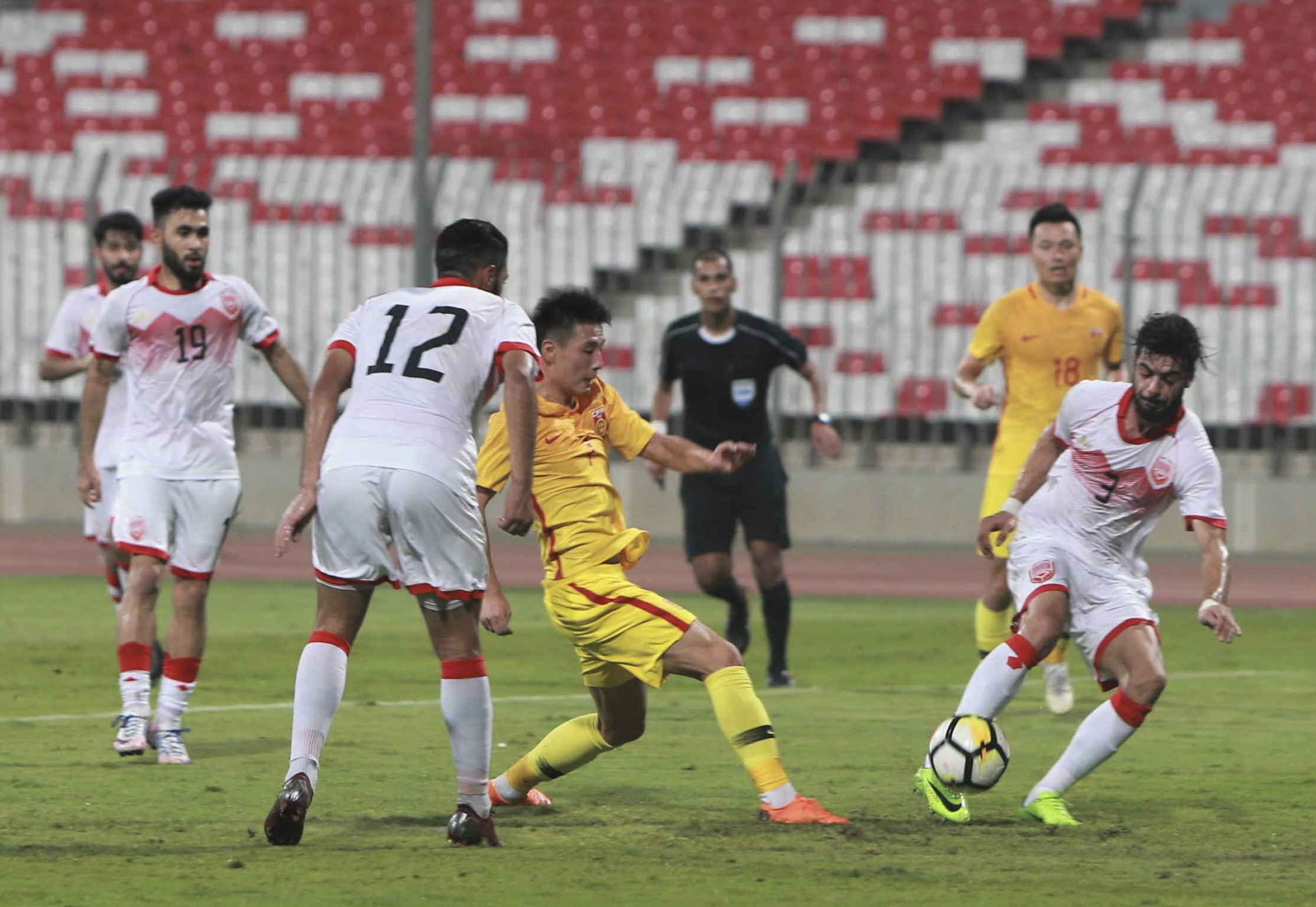 2018年9月10日，在巴林麦纳麦举行的一场足球热身赛中，中国队客场以0:0战平巴林队。新华社发（马哈穆德·萨利赫 摄）