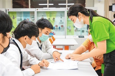 三月十四日，在泰国大城府大城技术学院鲁班工坊，教师（右一）给学生上课。