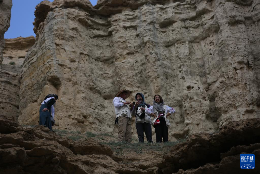 6月15日，在阿富汗巴米扬省的弗拉迪石窟遗址区，中国与阿富汗文物保护人员一同进行考古工作。新华社发（塞夫拉赫曼·萨菲摄）