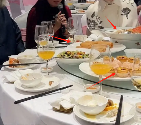 张纪中女儿满月宴直播带货，杜星霖全程黑脸，餐厅地址被扒太离谱