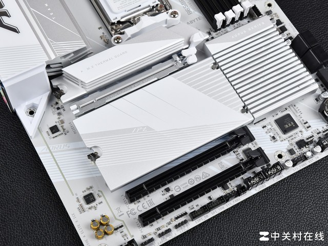 轻松超频锐龙7 8700G 技嘉B650E冰雕X主板评测