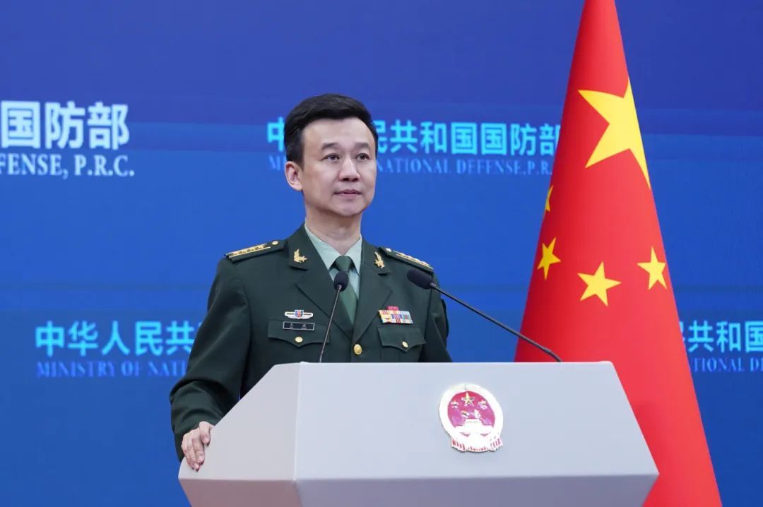 4月19日晚上，国防部举行专题记者会，国防部新闻局局长、国防部新闻发言人吴谦大校答记者问。张智程 摄