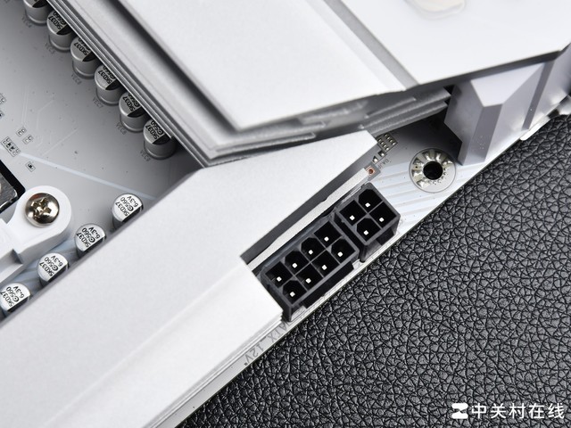 轻松超频锐龙7 8700G 技嘉B650E冰雕X主板评测