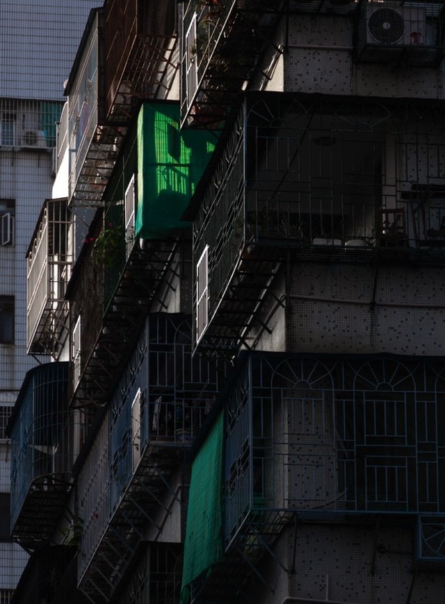 建筑外的绿色招牌描述已自动生成