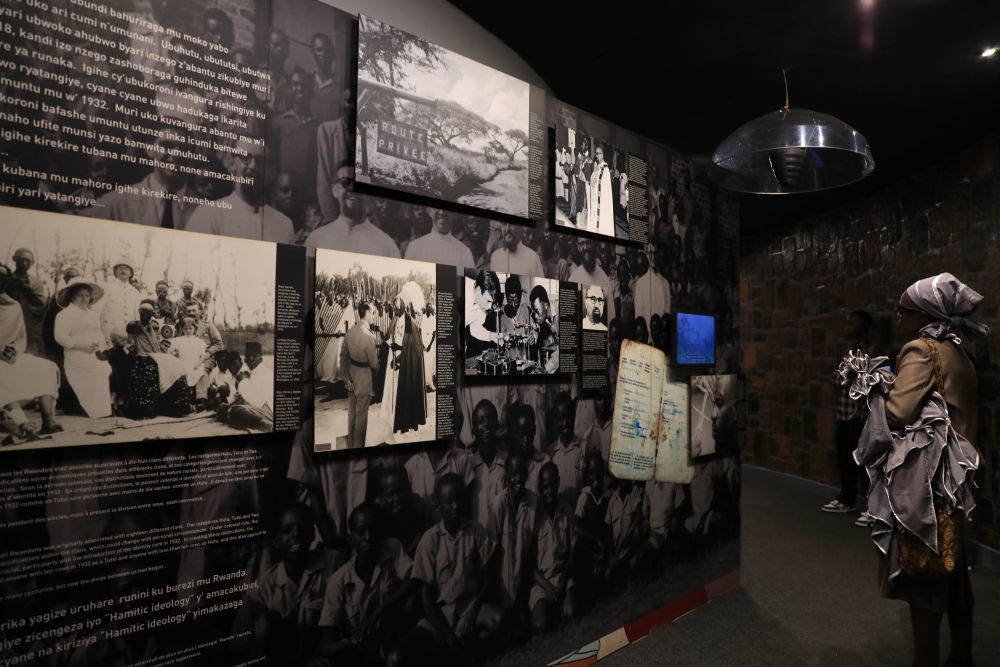 4月8日，在卢旺达首都基加利的基加利大屠杀纪念馆展厅，一名女子观看关于殖民者强行划分“胡图族”和“图西族”身份的展览。新华社记者董江辉摄