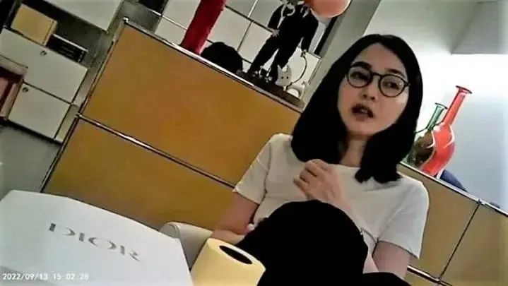 ◆金建希2022年9月13日收受迪奥包的偷拍画面截屏。