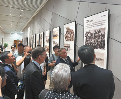 中美嘉宾在湖南长沙博物馆参观飞虎队主题历史图片展。本报记者 杨 迅摄